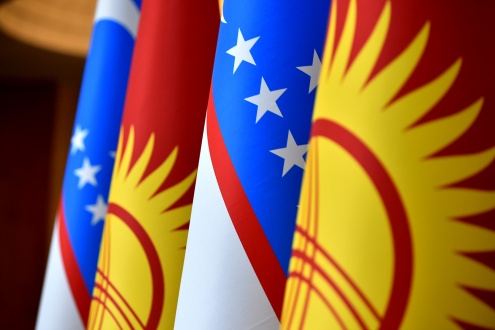 флаги Кыргызстана и Узбекистана.jpg