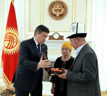 жээнбеков медаль эгизбаева.jpg