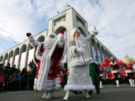 christmastime-in-russia-swaps-santa-claus-with-a-gift-giving-character-from-slavic-folklore-father-frost-hes-rarely-seen-without-his-daughter-snow-maiden-by-his-side.png