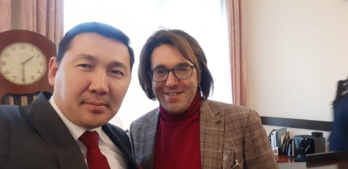малахов в посольстве.jpg